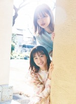 渡邉理佐（上）と原田葵（下）　櫻坂46・渡邉理佐卒業メモリアルブック『抱きしめたくなる瞬間』アザーカット