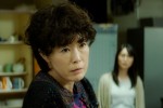 映画『天間荘の三姉妹』に出演する寺島しのぶ