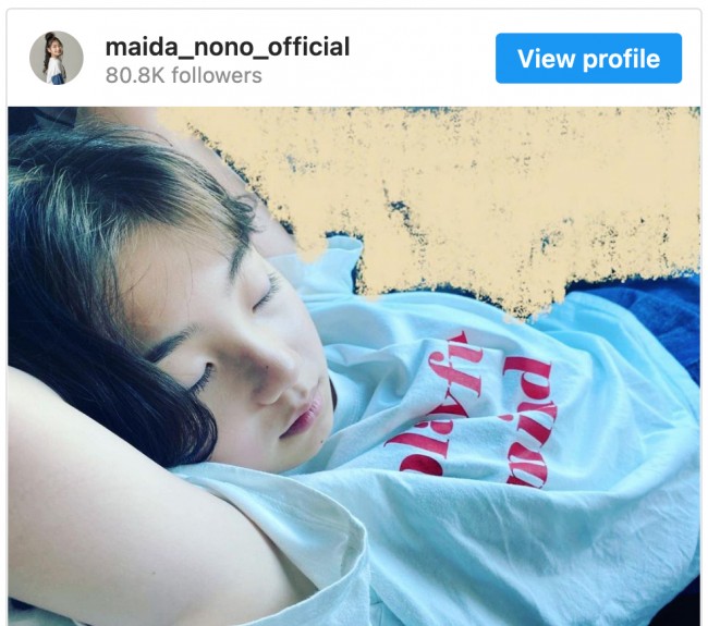 Tシャツ姿で眠る毎田暖乃　※「毎田暖乃」インスタグラム