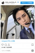 ストライプ柄のスーツできめた町田啓太　※「町田啓太」インスタグラム