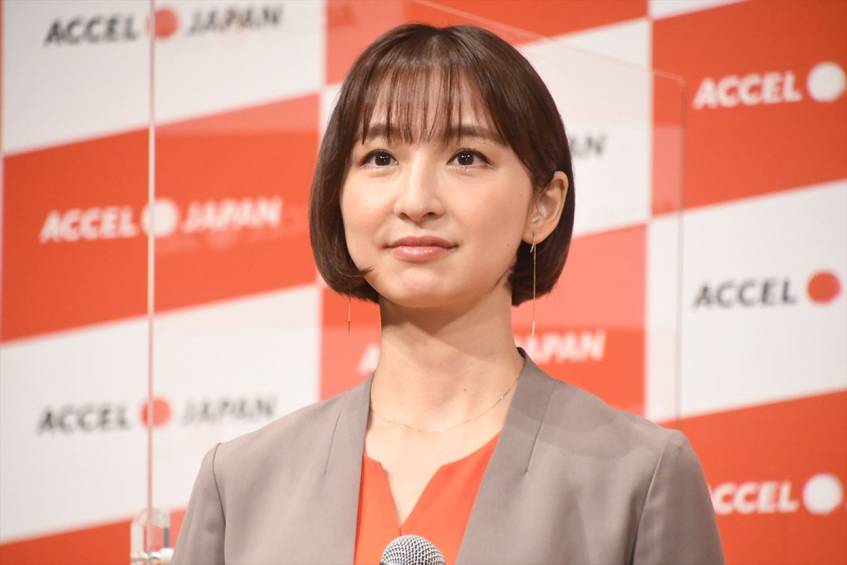 篠田麻里子、膨大なカットの撮影に「AKB48時代を思い出しました」と笑顔！