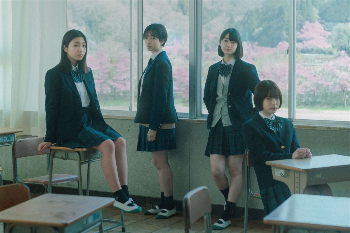 朝井リョウ原作、河合優実主演『少女は卒業しない』主題歌に20歳のシンガー・みゆな　場面写真も解禁