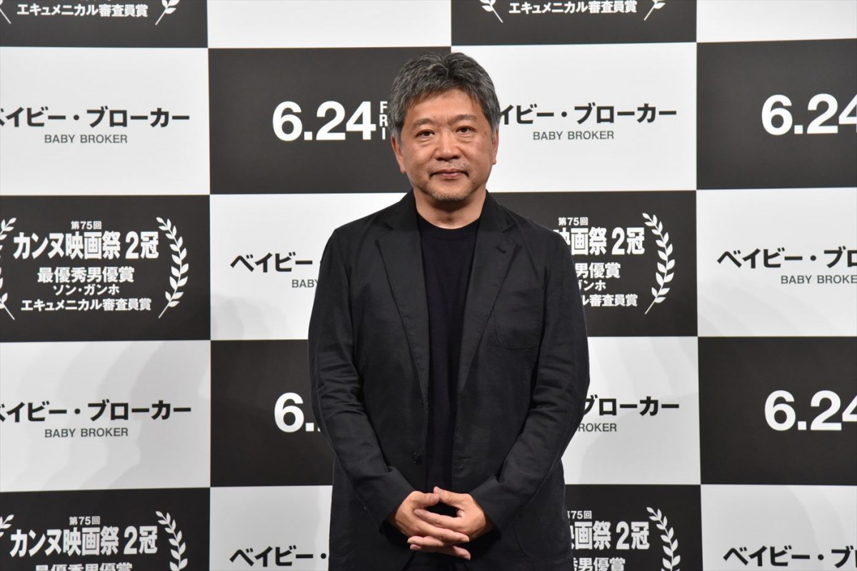 カンヌ2冠『ベイビー・ブローカー』是枝裕和監督、凱旋！　最優秀男優賞ソン・ガンホとの絆を語る