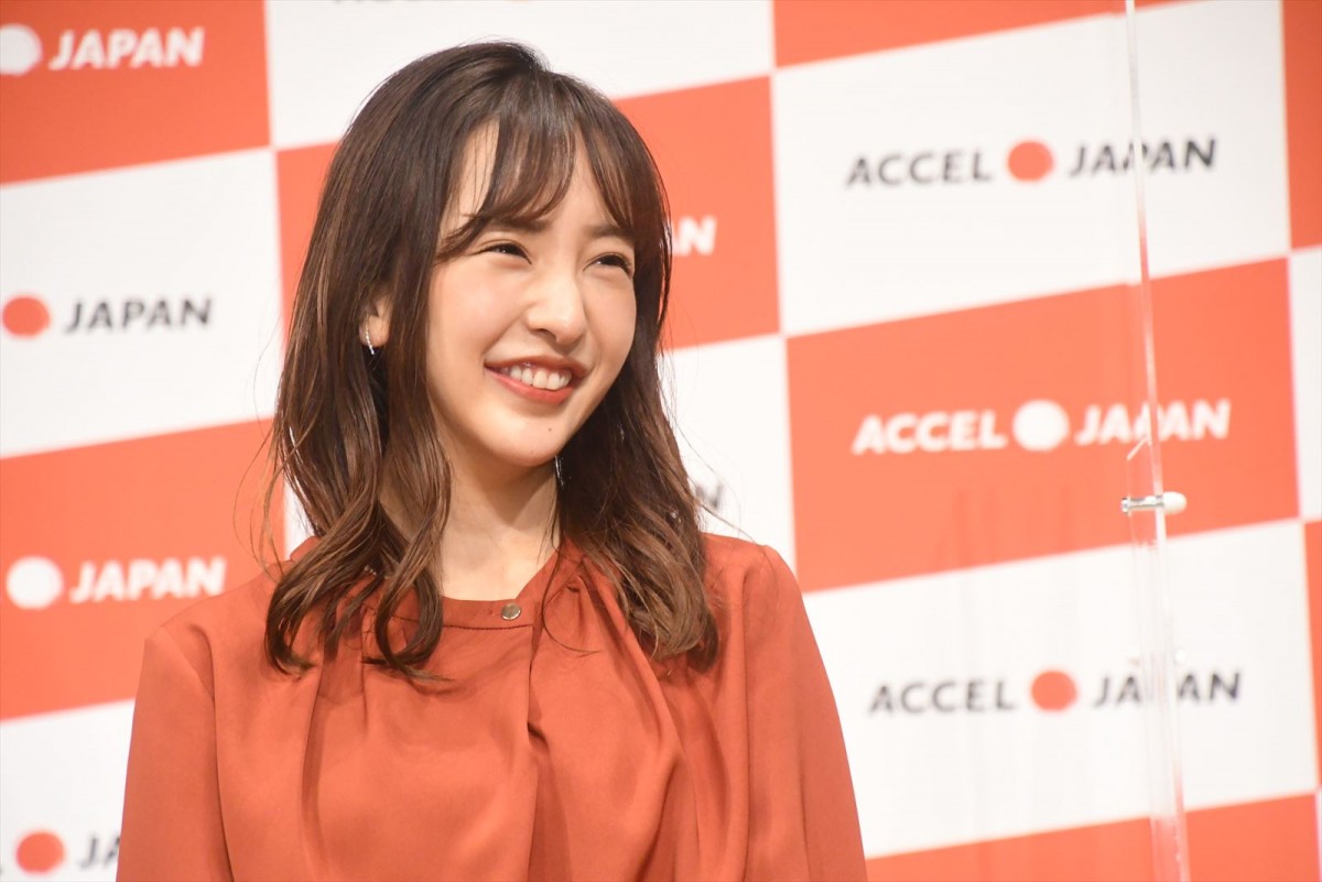 篠田麻里子、膨大なカットの撮影に「AKB48時代を思い出しました」と笑顔！