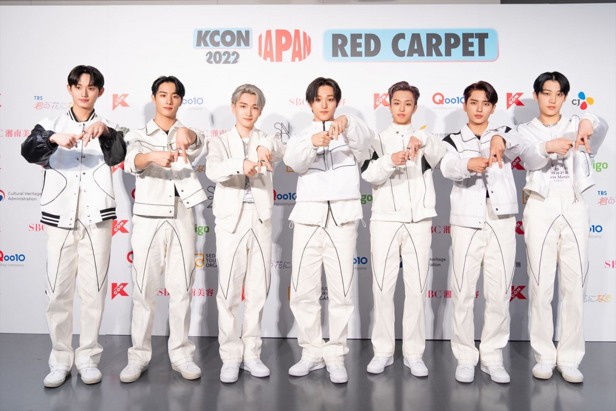 NewJeansが「KCON」に降臨！　カラフル＆スポーティーな衣装で魅了