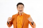 『第73回NHK紅白歌合戦』で天童よしみのステージを盛り上げる高岸宏行（ティモンディ）