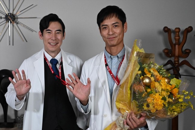 『新春ドラマスペシャル DOCTORS～最強の名医～ファイナル』、クランクアップを迎えた（左から）高嶋政伸、沢村一樹