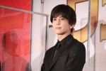 岩田剛典、映画『ウェディング・ハイ』完成披露舞台あいさつに登場