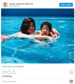 「お母さん美人!!」「素敵な写真ですね」　ほほ笑ましい幼少期ショット　※「関口メンディー」インスタグラム