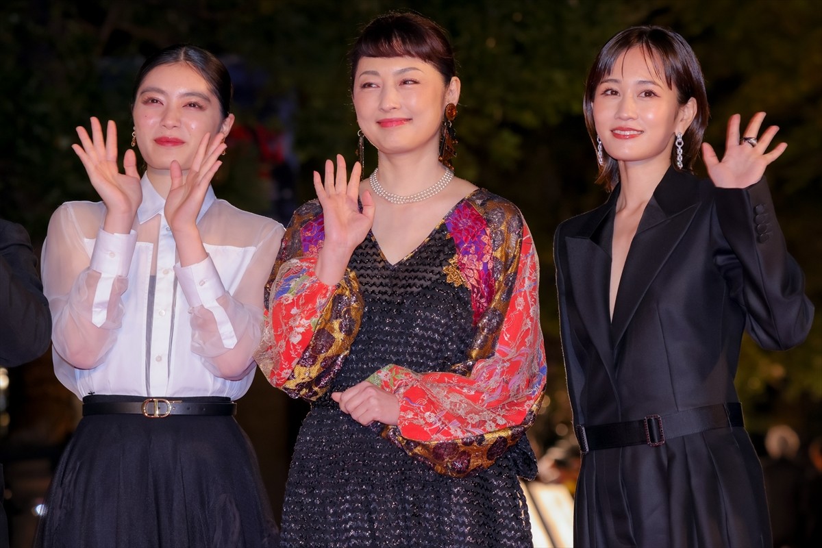 常盤貴子、オン眉ヘアを披露！　花柄ドレスでレッドカーペット彩る＜第35回東京国際映画祭＞