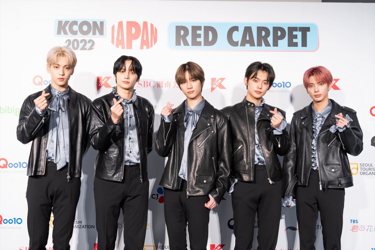 NewJeansが「KCON」に降臨！　カラフル＆スポーティーな衣装で魅了