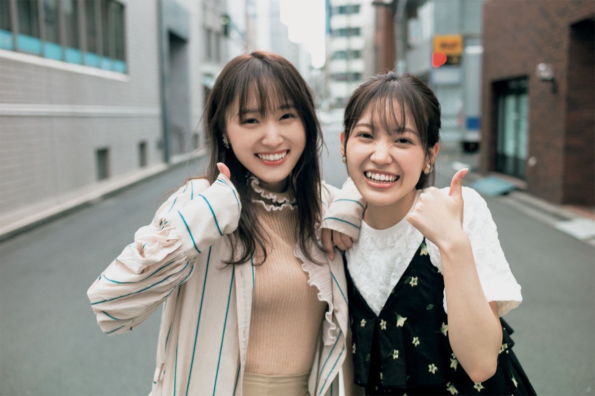 （左から）菅井友香、松田里奈　櫻坂46 菅井友香卒業写真集『大切なもの』より