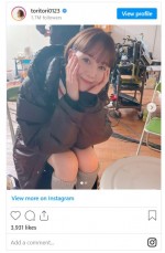 ストーブの前のトリンドル玲奈　※「トリンドル玲奈」インスタグラム