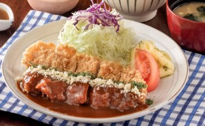 大戸屋「デミグラスチキンかつ定食」を復刻発売！　ご飯＆粉チーズに合う和風デミソース