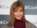 【動画】ローラ、スポーツウェア姿でスパーリング中「美しくて強いって最強」の声