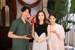 【写真】milet、『やんごとなき一族』撮影現場を訪問　土屋太鳳＆松下洸平に主題歌制作秘話を明かす