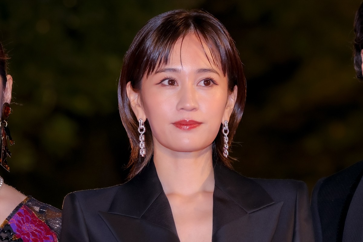 常盤貴子、オン眉ヘアを披露！　花柄ドレスでレッドカーペット彩る＜第35回東京国際映画祭＞