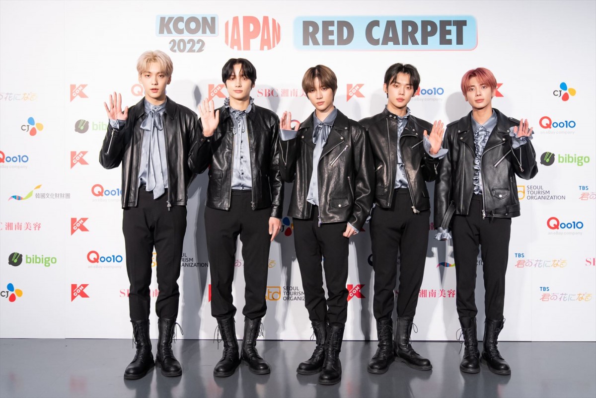 NewJeansが「KCON」に降臨！　カラフル＆スポーティーな衣装で魅了