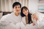 【写真】『わた婚4』久保田悠来と貴島明日香夫婦、結婚生活初日からベッドイン　チョコプラ・松尾「俺らの知ってる貴島明日香じゃない」