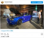 間寛平と愛車のR34型スカイラインGT‐R ※「間寛平」インスタグラム