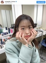 ヘアカラー＆ネイルを公開した峯岸みなみ　※「峯岸みなみ」インスタグラム