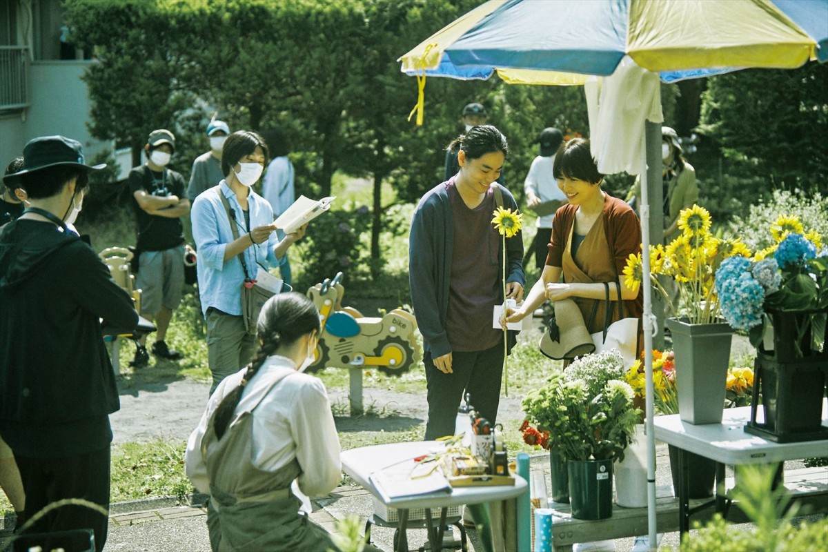 菅田将暉＆原田美枝子『百花』メイキング写真公開　山田洋次監督＆是枝裕和監督が撮影訪問