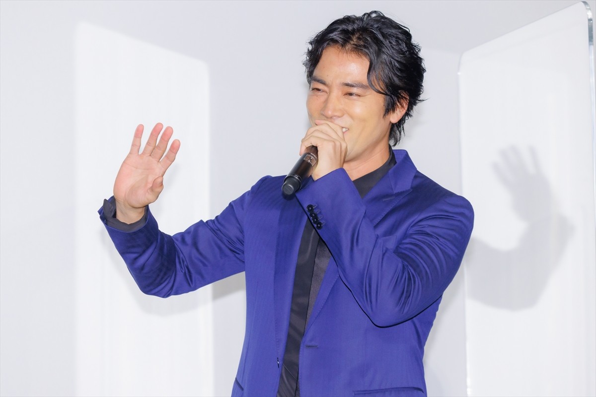 中島健人、共演犬の登場に笑顔弾ける　触れ合う両者に二宮和也「ずっと見てられる」