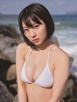 “グラビア界のニューヒロイン”HKT48田中美久20歳、極寒ビーチで魅せた白ビキニ姿