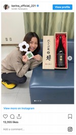 「亀田運輸」のシールを片手に笑顔を見せる香里奈　※「香里奈」インスタグラム