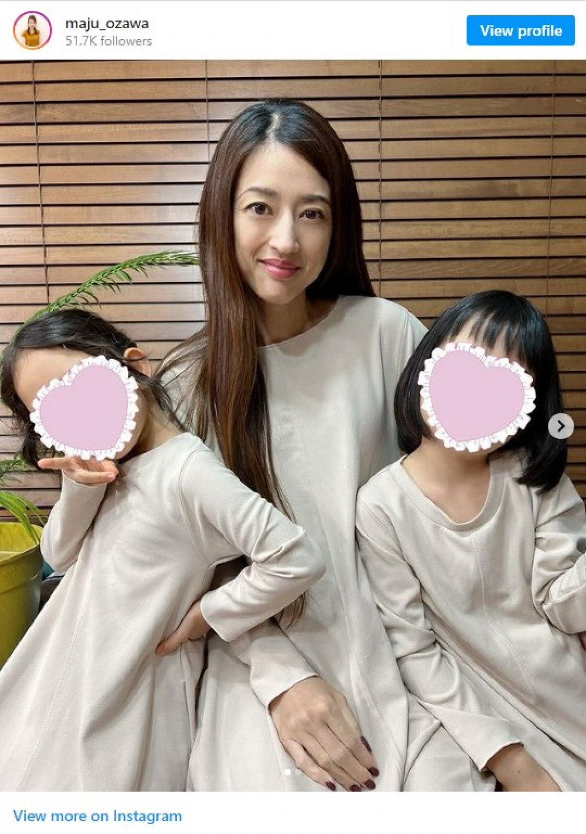 お揃いのコーディネートで3ショットを撮る小沢真珠＆娘2人 ※「小沢真珠」インスタグラム