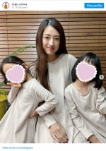 【写真】小沢真珠、娘2人と“おそろいワンピース”　「メチャクチャ可愛い」「素敵な親子」の声