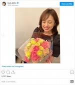 同僚らからの結婚祝福を報告する久慈暁子 ※「久慈暁子」インスタグラム