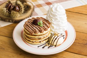 「Eggs ’n Things」モンブランパンケーキ登場へ！　クリームは2種類から選べる