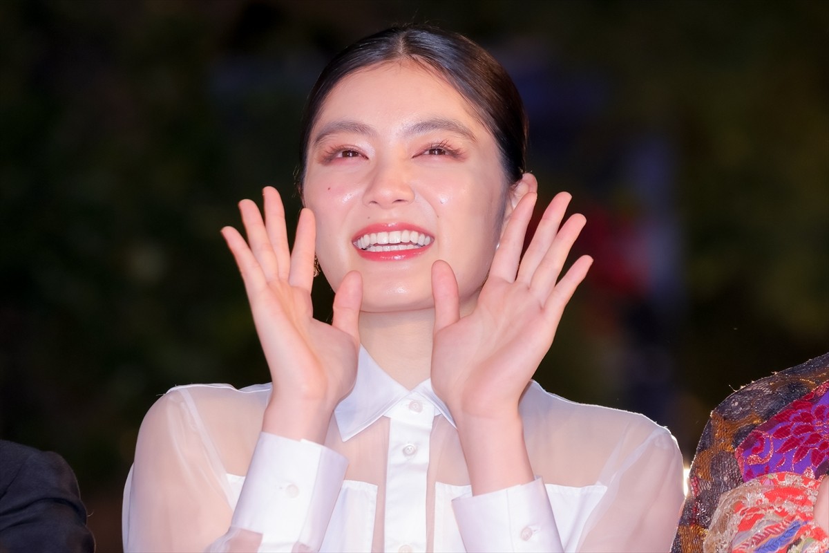 常盤貴子、オン眉ヘアを披露！　花柄ドレスでレッドカーペット彩る＜第35回東京国際映画祭＞