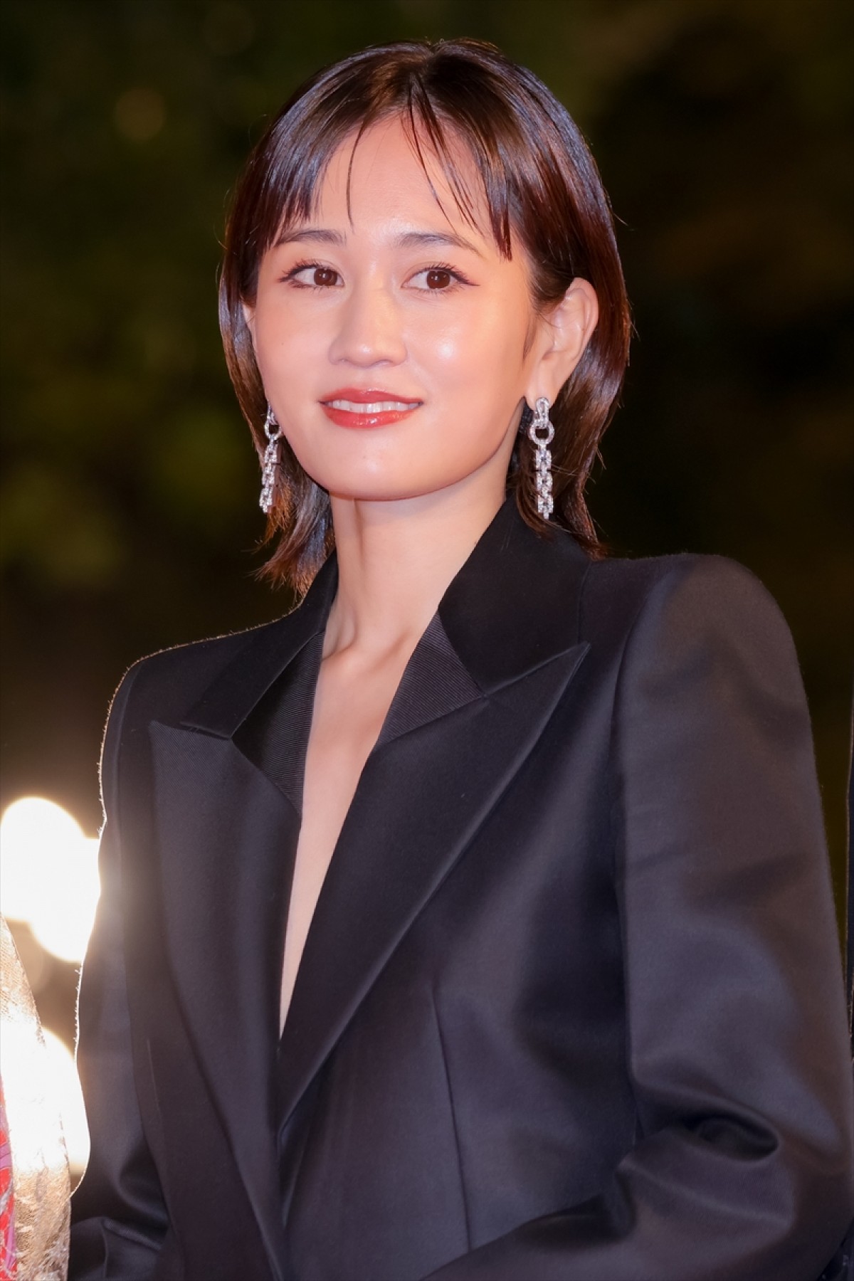 前田敦子、深Vネックスーツで輝く美しさ！　笑顔でファンサービスも＜第35回東京国際映画祭＞