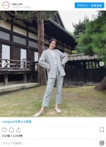 長澤まさみ扮する“浅川恵那”のオフショット　※ドラマ『エルピスー希望、あるいは災いー』公式インスタグラム