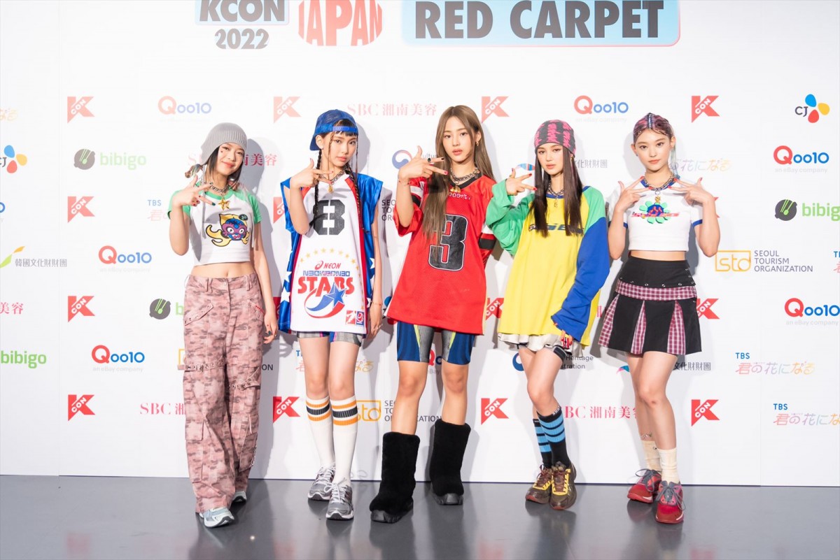 NewJeansが「KCON」に降臨！　カラフル＆スポーティーな衣装で魅了