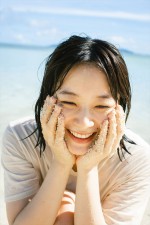 【写真】深川麻衣、写真集「Free Mind」沖縄旅行を楽しむキュートなカット