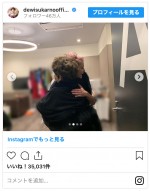 ハグする手越祐也とデヴィ夫人　※「デヴィ夫人」インスタグラム