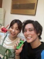 お家でテレビゲームを楽しんだ佐野岳と島崎遥香 ※岳×遥香『私たち結婚しました』オフィシャルブログ