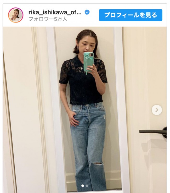 電車で色違いの服の人と遭遇した石川梨華　※「石川梨華」インスタグラム