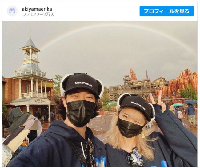 おそろいでディズニーランドを楽しむ粗品と秋山衣梨佳さん ※「秋山衣梨佳さん」インスタグラム