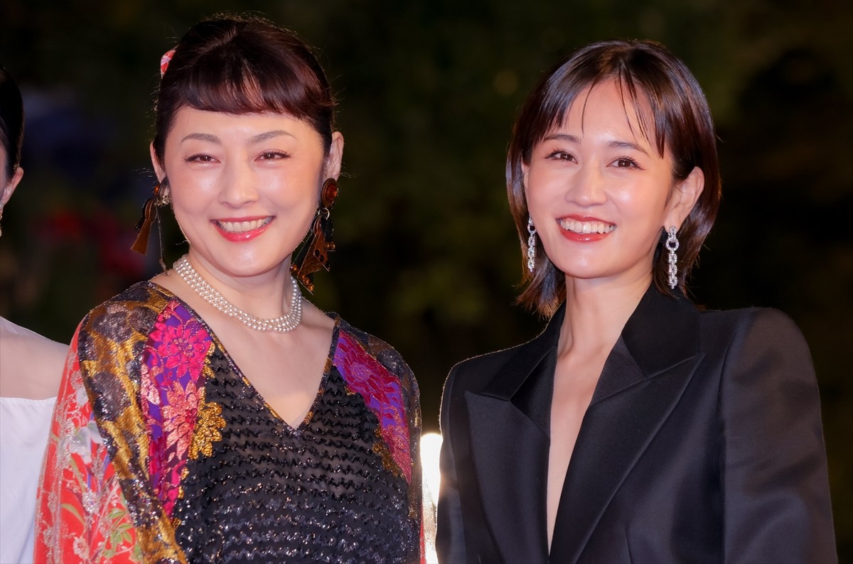 常盤貴子、オン眉ヘアを披露！　花柄ドレスでレッドカーペット彩る＜第35回東京国際映画祭＞