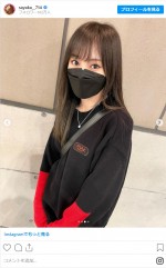 赤×黒のクールなコーディネートを披露する山本彩　※「山本彩」インスタグラム