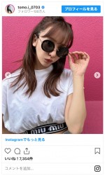 板野友美、お腹チラ見せ＆キュートなヘアアレンジ姿　※「板野友美」インスタグラム