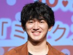 【写真】『ミステリと言う勿れ』永山瑛太、海辺に佇む姿に反響「かっこよすぎる」「素敵」