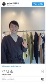 カメラに向かって笑顔を見せる石田ゆり子　※「石田ゆり子」インスタグラム