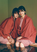 （左から）菅井友香、渡邉理佐　櫻坂46・渡邉理佐卒業メモリアルブック『抱きしめたくなる瞬間』アザーカット