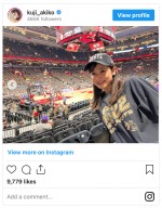 NBAの試合会場で笑顔を見せる久慈暁子　※「久慈暁子」インスタグラム