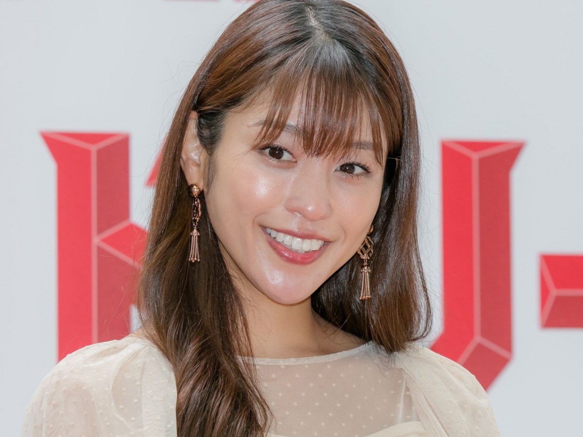 岡副麻希、“20代さいごの日”に選んだワンピース　「白が映えますね」「可愛い」の声